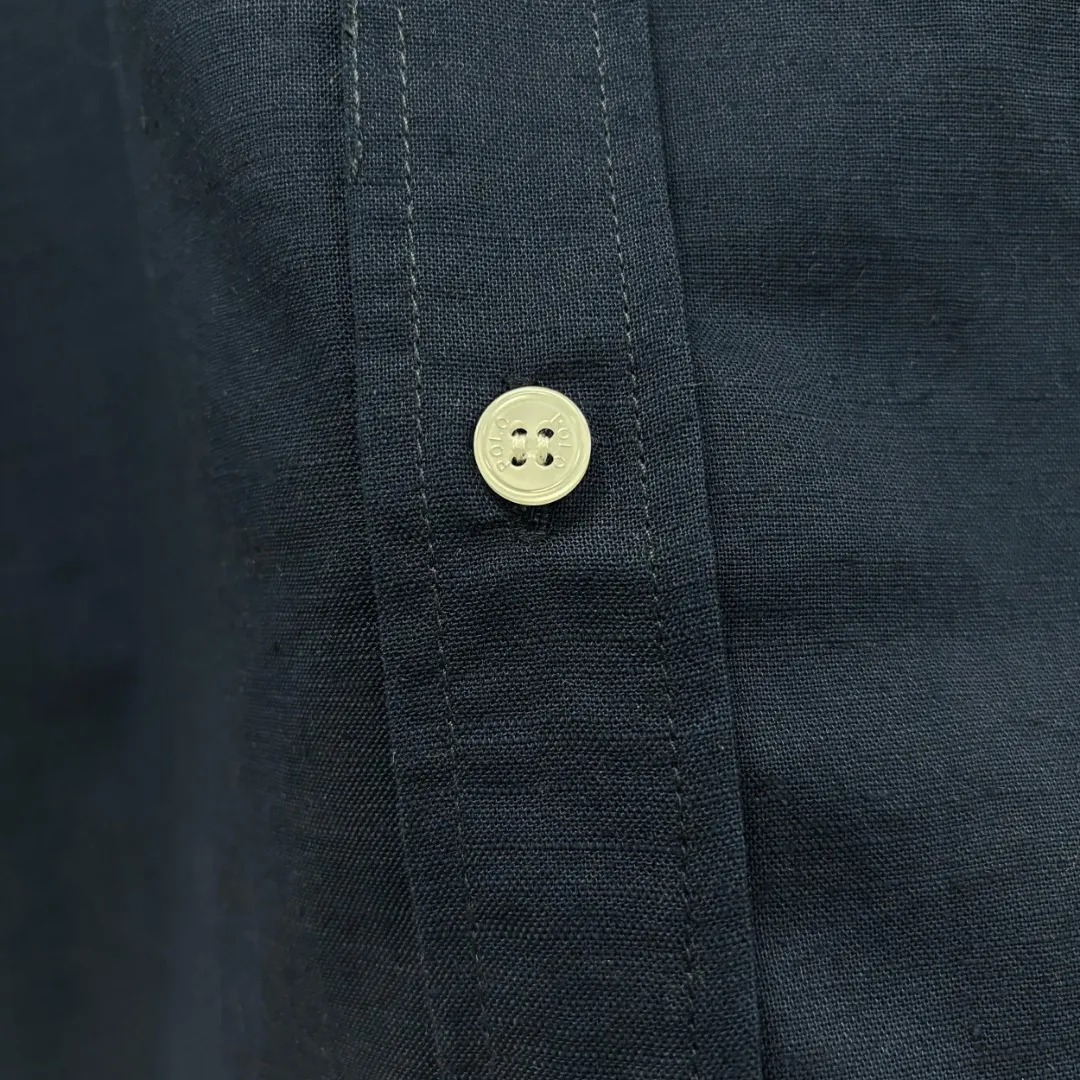 🅿️220 Ralph Lauren/Ralph Lauren early autumn linen embroidered shirt is made of custom-made natural plant fiber linen fabric with a unique bamboo texture. It has a simple and simple beauty. It has a loose fit and a three-dimensional upper body. The lines are smooth and natural. From the shoulder line to the waist line to the hem, the line transition is smooth. There are no unnecessary folds or accumulation. The whole body is neat and stretched. The chest is embellished with the iconic pony embroidery. Simple but highly recognizable. The color transition of the embroidery thread is natural. The stitches are even and uniform in size. The stitches can also connect naturally and the lines are smooth and not stiff. Size: S M L XL